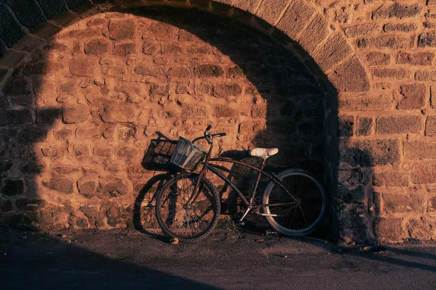 A bike with a basket leaning against a wall in Essaouira.