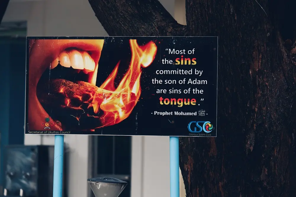 A sign with an Islamic saying on Ukulhas in The Maldives