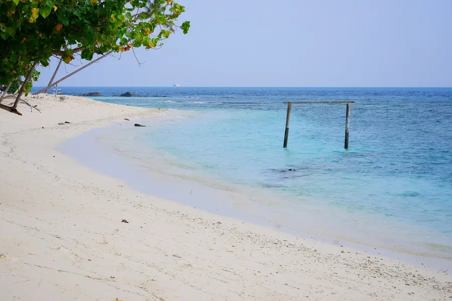 A defunct sea swing by the shore of the Maldivan island of Thulusdhoo.