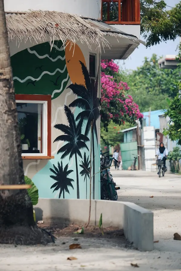 A palm tree mural on a building on the island of Thulusdhoo.
