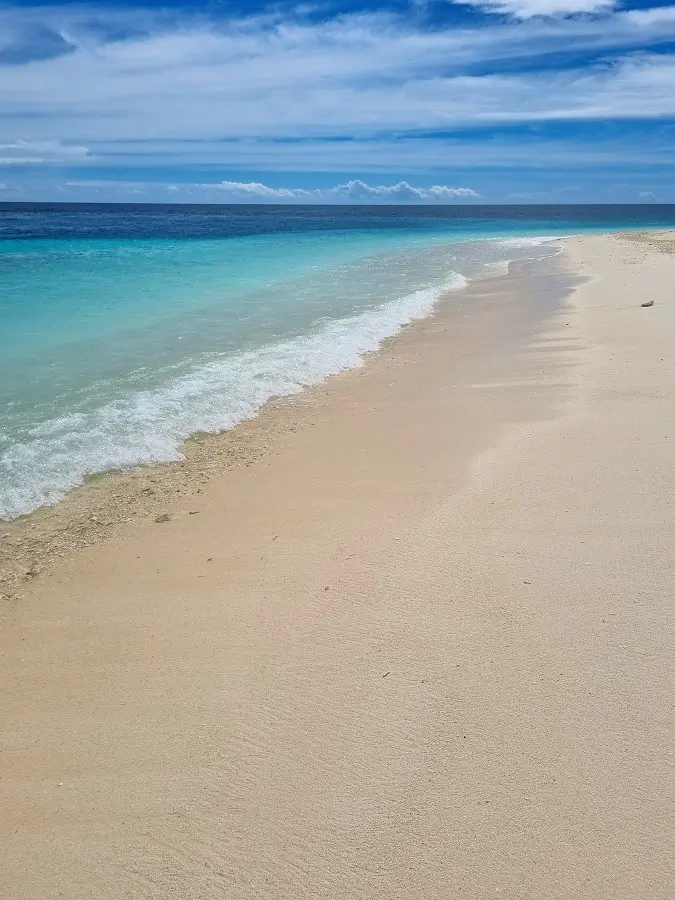 Wave crashing on the sandy shore at Ukulhas.