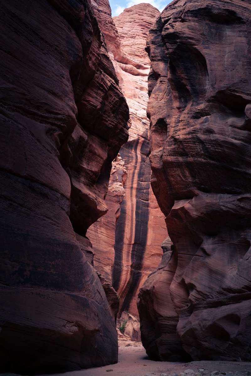 Vertical racing stripe like pattern in the sandstone cliff walls at Buckskin Gulch.