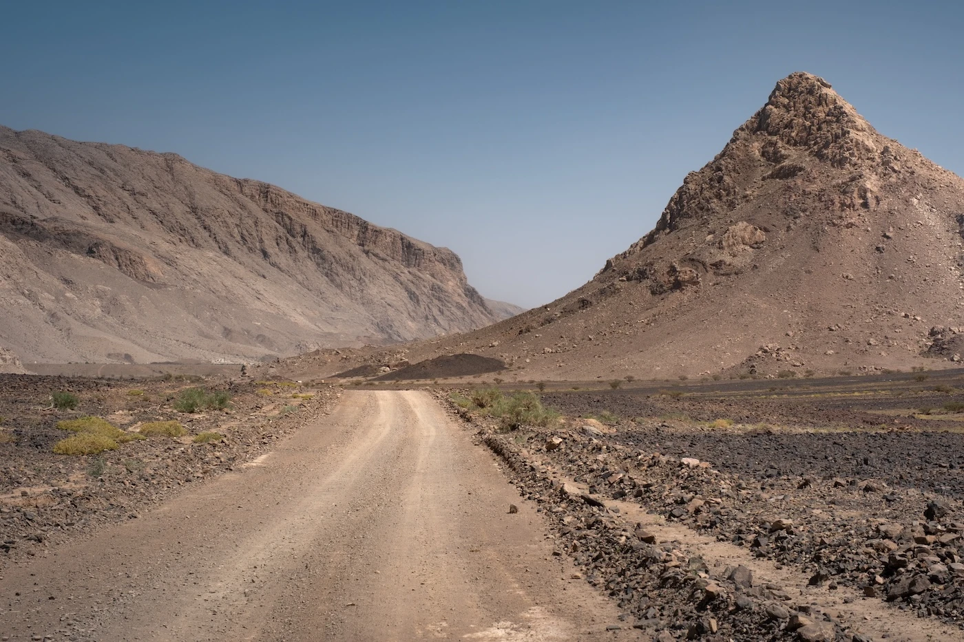 Long unpaved road between Al Ayn and Bat, through the mountainside of Oman.
